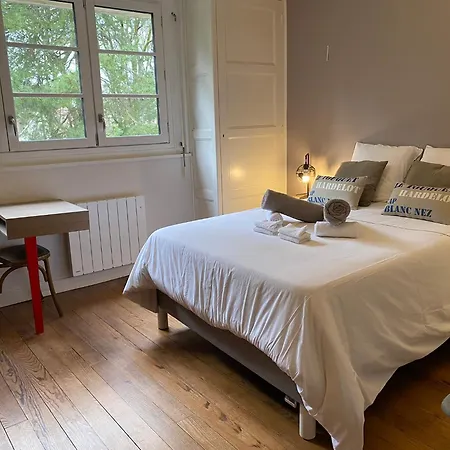 Hébergement de vacances Charmante Maison Avec 2 Chambres, 1 Jardin, Parking, Pet Friendly *